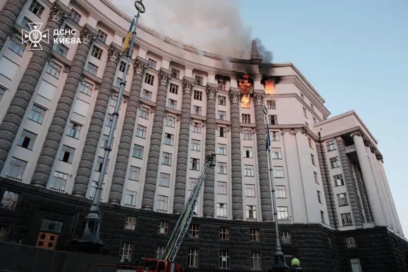 Attacco record di Mosca: "Lanciati 823 tra missili e droni contro l'Ucraina". Colpito per la prima volta il palazzo del governo