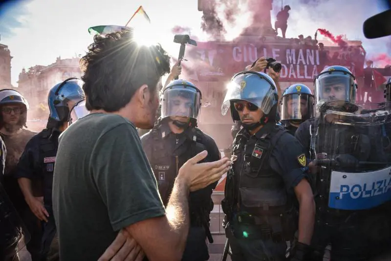 L'attacco della polizia dopo gli insulti al corteo per il Leonka: "Così minano la democrazia"