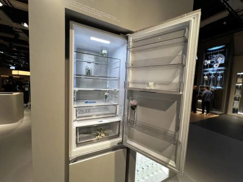 Non serve la tecnologia per essere smart, l'esempio del frigorifero di Midea a IFA 2025