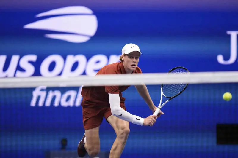Us Open, Sinner-Alcaraz vale lo Slam. Jannik reagisce e vince il secondo set | 2-6, 6-3, 0-2