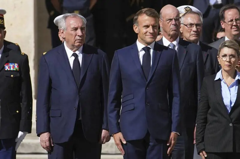 Perché Parigi muore di Stato (ma lo invoca)