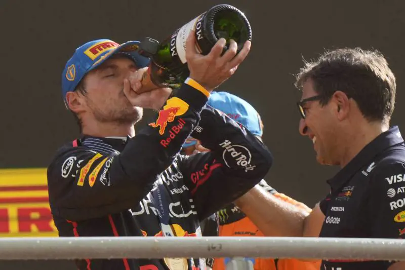 Verstappen torna re e scrive la storia nel Gran premio più veloce di sempre