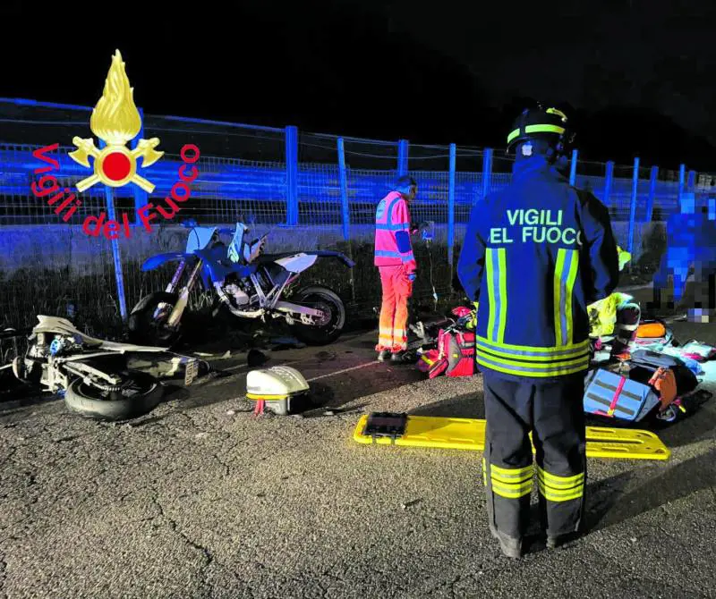 Due ragazzi morti in moto. L'ipotesi di una gara notturna
