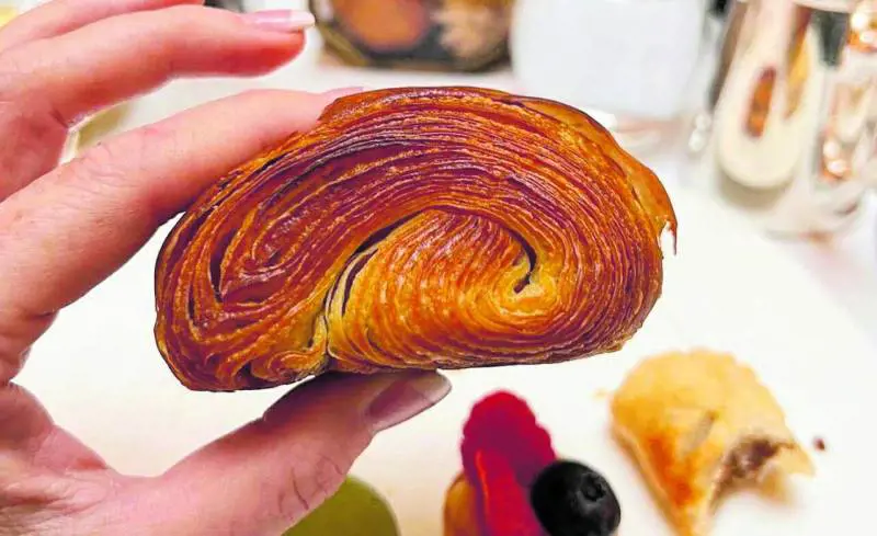 Prima colazione in albergo. Regalarsi un lusso mattutino
