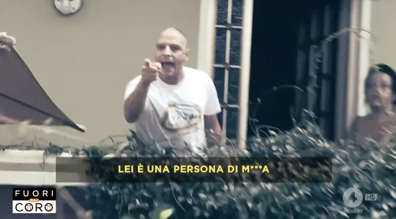 "Neanche i vermi ti mangiano". La coppia di abusivi insulta la proprietaria di casa e attacca i giornalisti