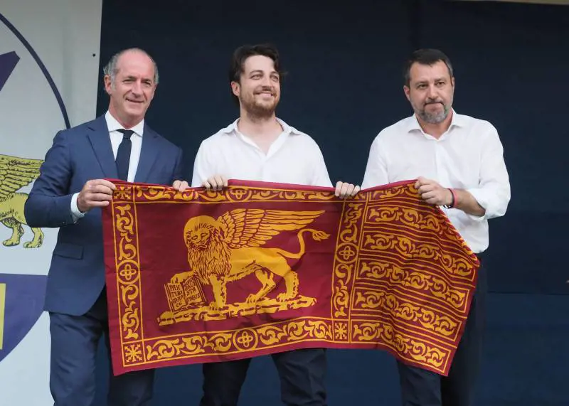 Alberto Stefani (in centro) insieme a Luca Zaia e Matteo Salvini