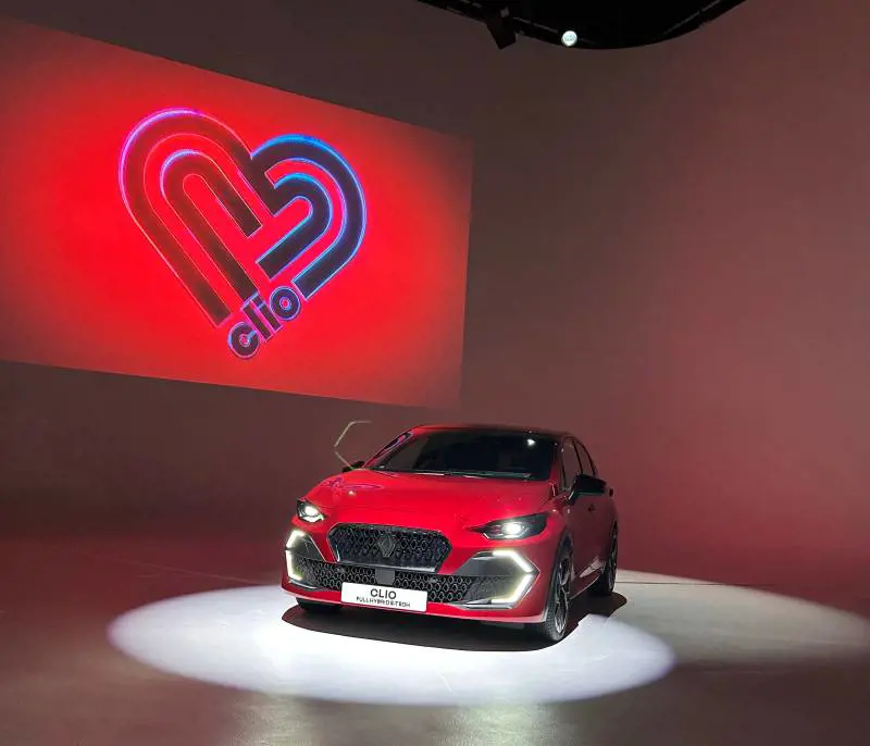 Nuova Renault Clio, rivoluzione totale: design riscritto ed evidente salto di qualità