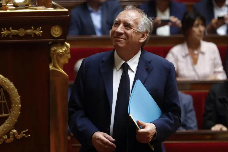 Sfiduciato Bayrou. Le Pen: al voto. Mélenchon: "Macron se ne vada"