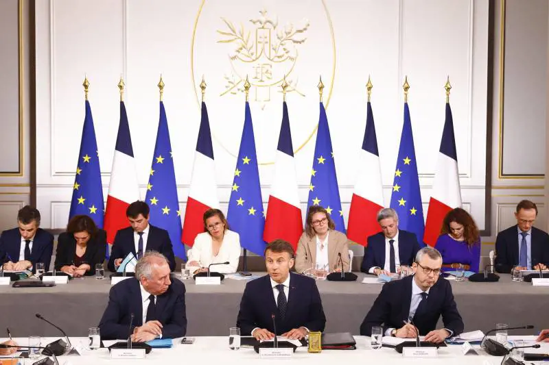 Le Borse restano alla finestra. Ma la Corte avverte Bruxelles: "Più flessibilità nel bilancio"