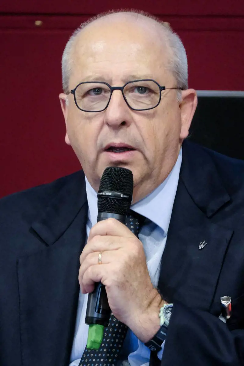 Stellantis stacca la spina. "Non sarà tutto elettrico"
