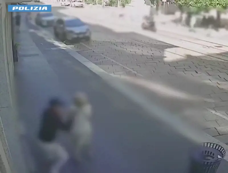 Strappa le collane alla 87enne e si dà alla fuga: algerino irregolare finisce in carcere