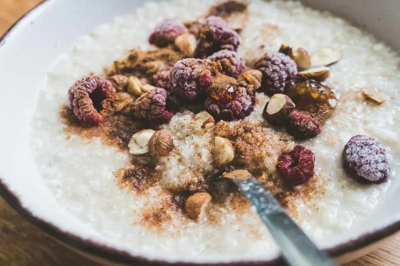 Cosa mangiare la sera a 60 anni e cosa no: i cibi contro la cattiva digestione