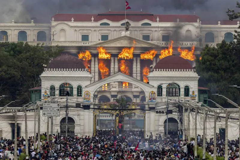 Nepal nel caos. Lo stop ai social scatena la rabbia della Gen Z: assaltato il Parlamento