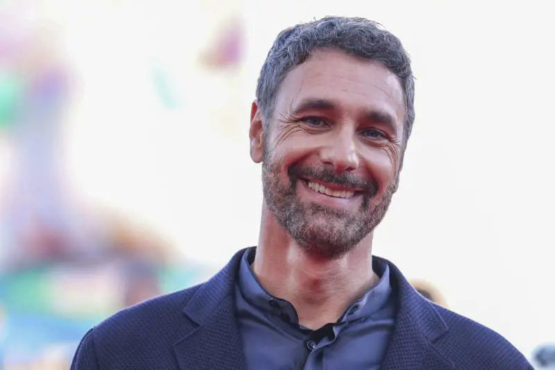 Raoul Bova porta il figlio sul set di Don Matteo: Francesco reciterà nella fiction Rai