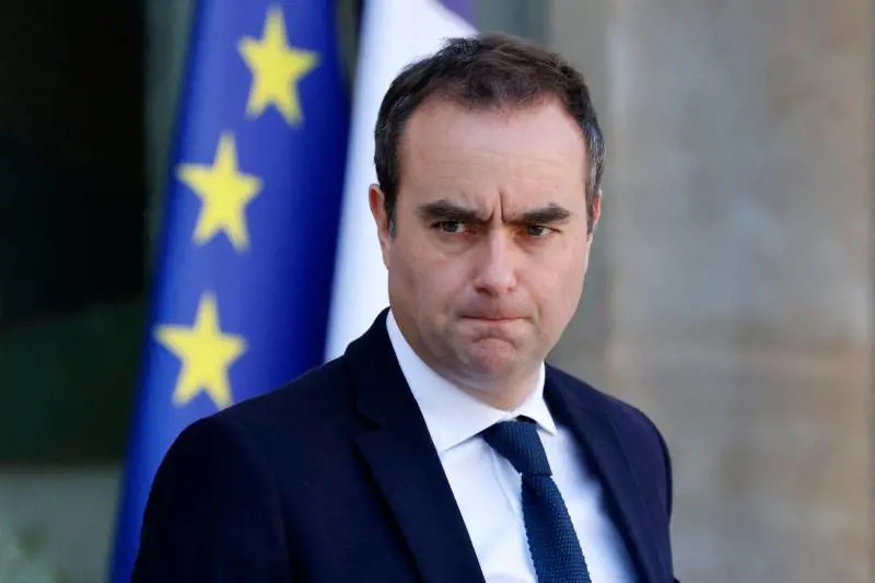 Lecornu premier a tempo di record. Macron tira dritto ma resta nella bufera. Destra e sinistra chiedono la sua testa