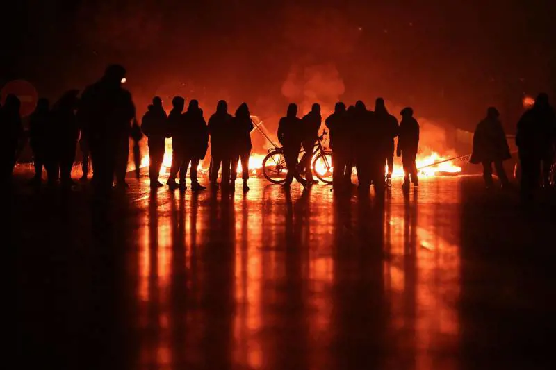"Blocchiamo tutto". La rabbia di piazza e il rischio scontri. Il Paese si barrica
