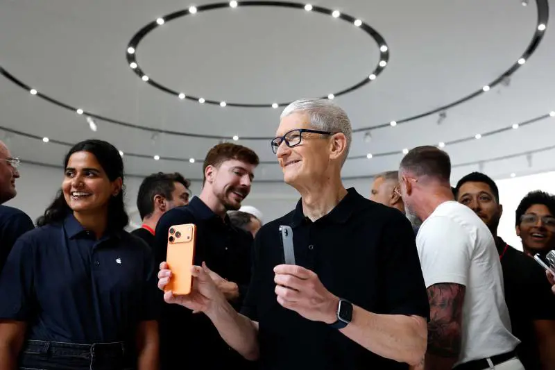 "AirPods" con traduttore live. E l'iPhone 17 si fa sottiletta