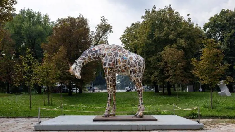 "Inequalities", dopo l'elefante in Triennale arriva la giraffa di Rothschild