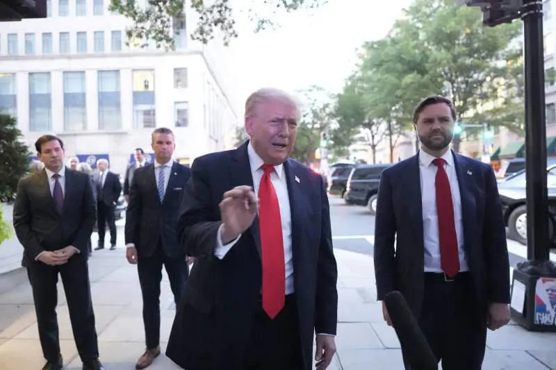 "L'Hitler dei nostri tempi". I pro-Pal attaccano Trump durante la cena a Washington