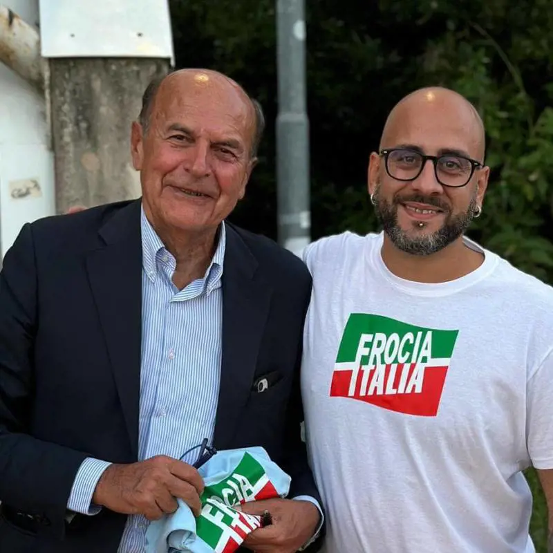 Alla Festa dell'Unità spunta la maglia "Froc.. Italia". E Bersani se la ride