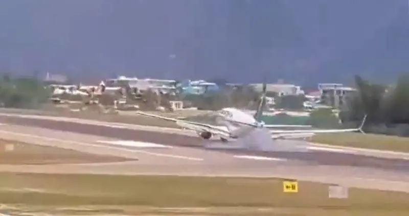 Choc all'aeroporto ai Caraibi: aereo atterra senza carrello, passeggeri terrorizzati