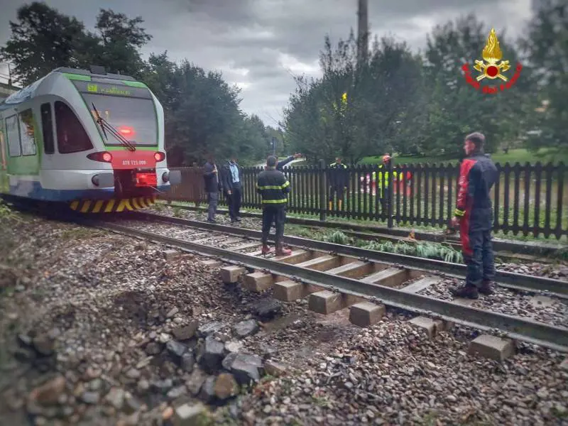 Maltempo, danni in tutto il Nord. In Lombardia treno fermato a pochi metri da voragine