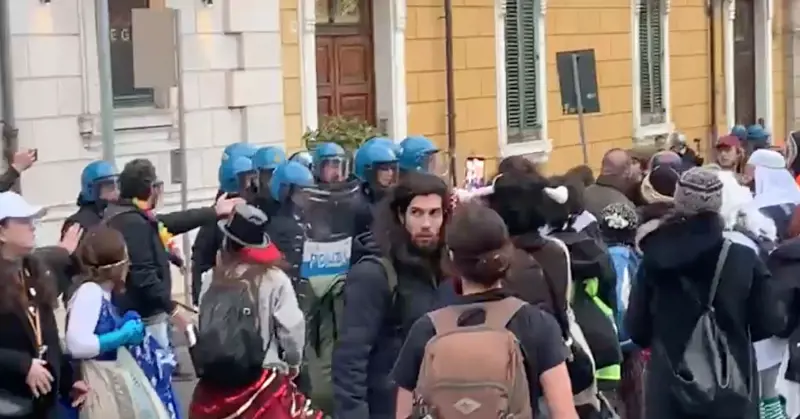 Calci a un poliziotto a terra e aggressioni: tre arresti per il Carnevale "No Ponte"