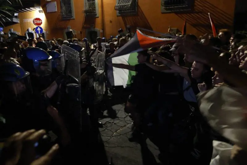 "Quando ti sputano addosso ti fanno sentire sporco". La rabbia dei poliziotti dopo gli scontri per la Flotilla