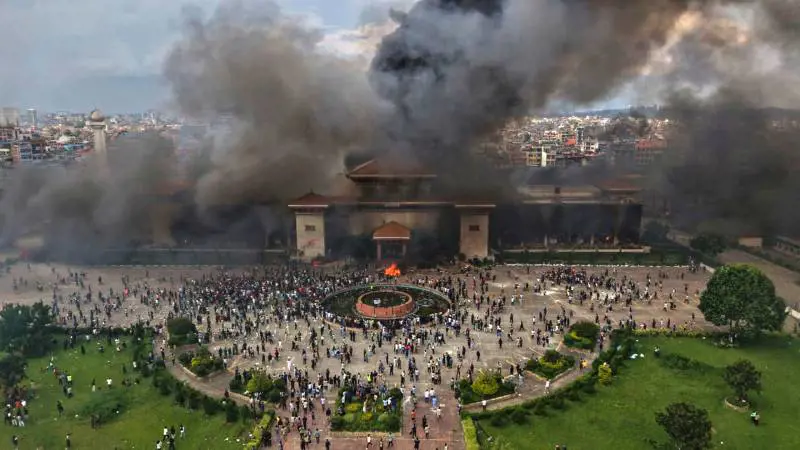 Esercito nelle strade, coprifuoco e 13mila detenuti in fuga: continua il caos in Nepal