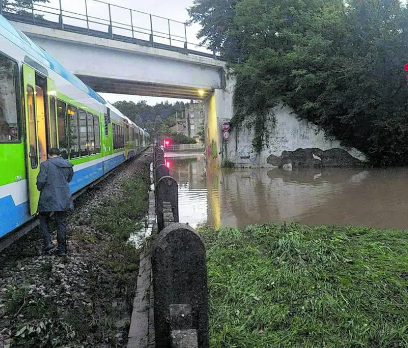 Maltempo, treno salvato dal baratro