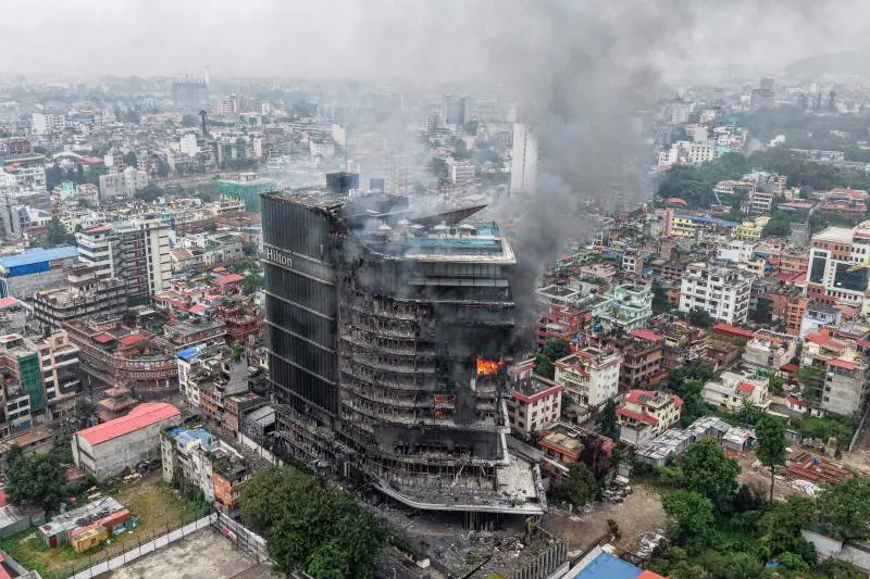 Nepal, famiglia di italiani si salva dall'hotel in fiamme durante la rivolta