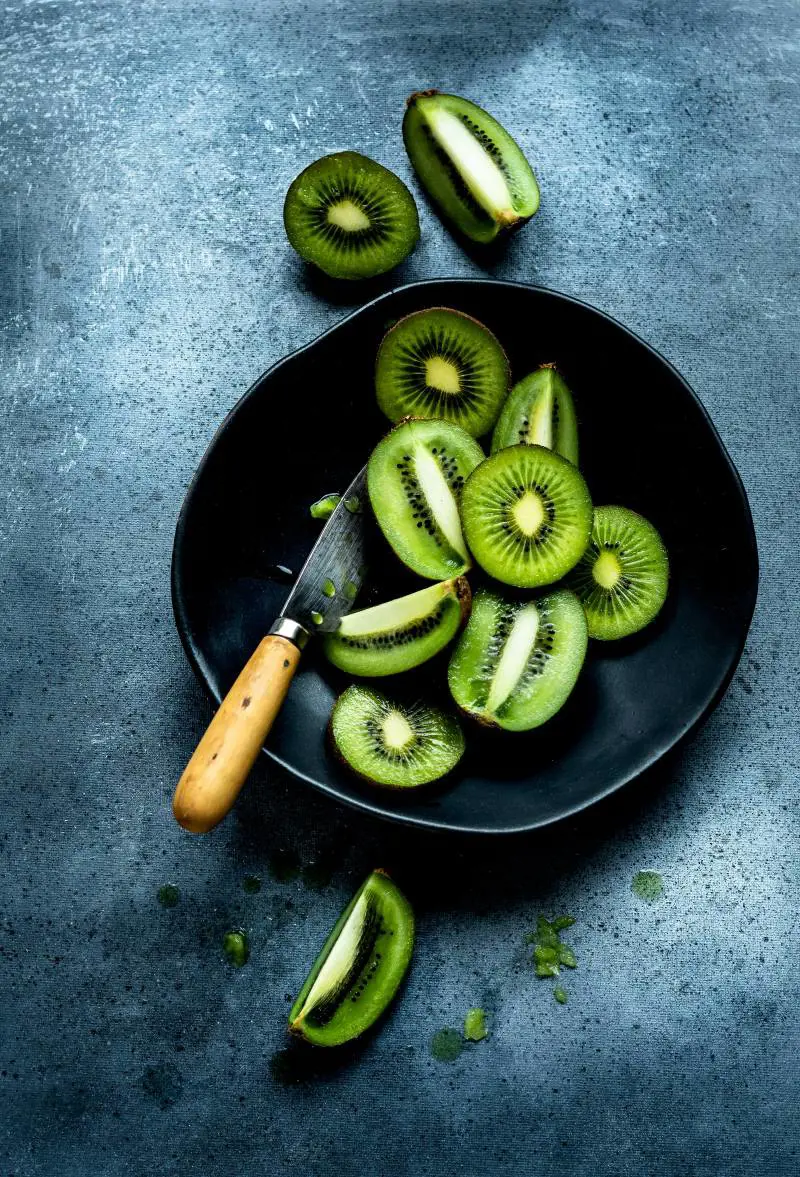 L'Ue certifica che mangiare 2 kiwi al giorno dà benefici all'intestino (ma solo una tipologia)