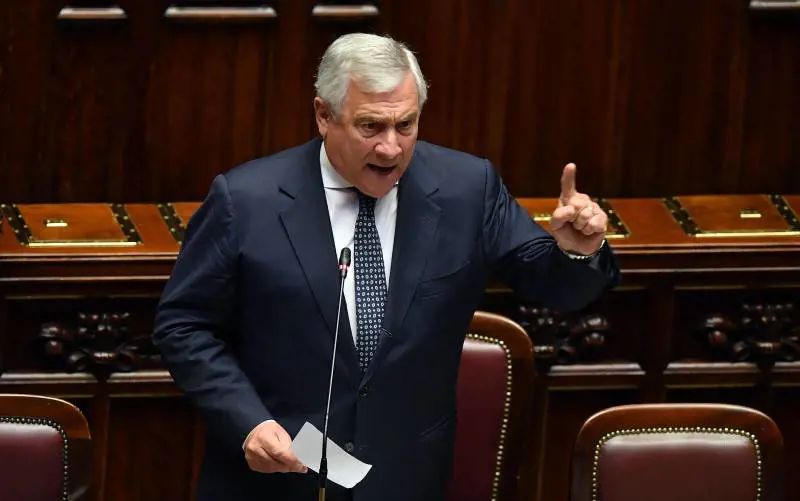 "Se Conte non si scusa...". Furia del ministro Tajani sul M5s