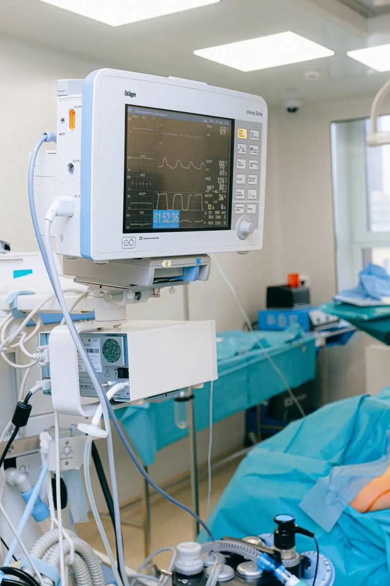 Choc in ospedale. Medico seda il paziente e va a fare sesso con l'infermiera