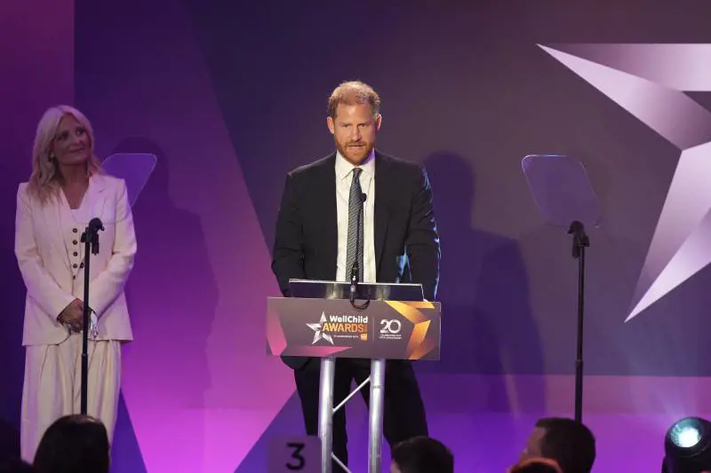 "Un libro sul divorzio". Il matrimonio tra Harry e Meghan è al capolinea?