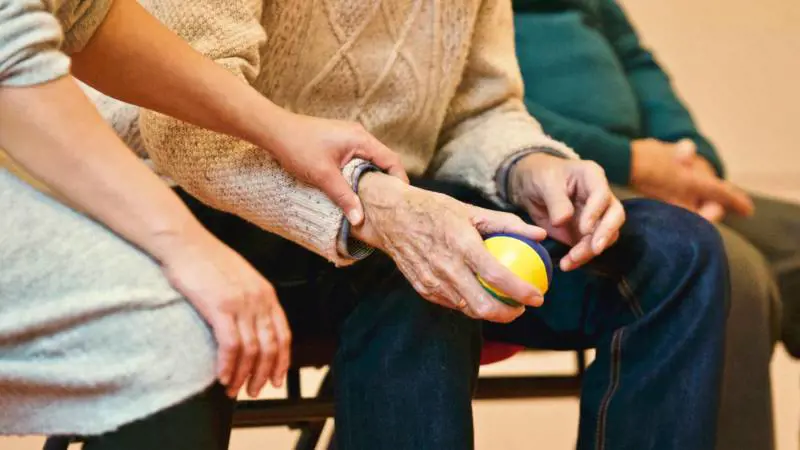 Figli o parenti come badanti, è possibile? Ecco in quali circostanze 