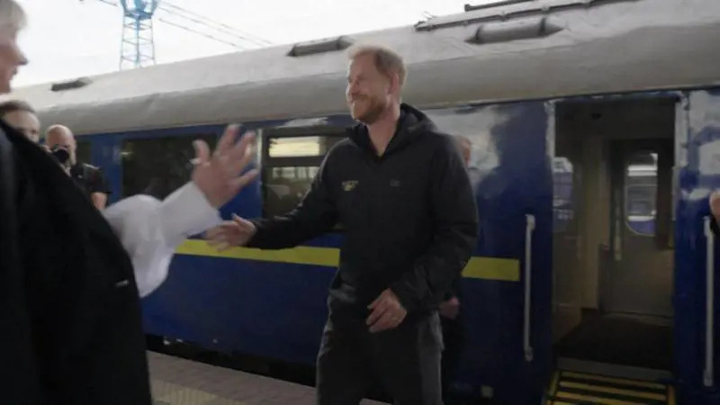 Il principe Harry a sorpresa in Ucraina: "Ho dovuto consultarmi col governo... e con Meghan"