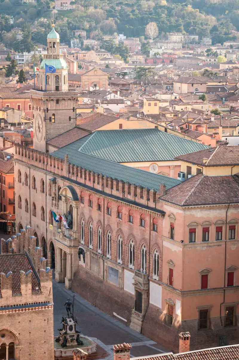Ronald McDonald in croce, scattano le polemiche a Bologna: "Blasfemo e offensivo"