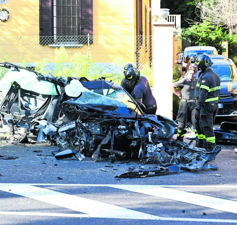 La fuga in auto dalla polizia. Poi lo schianto: muore 18enne