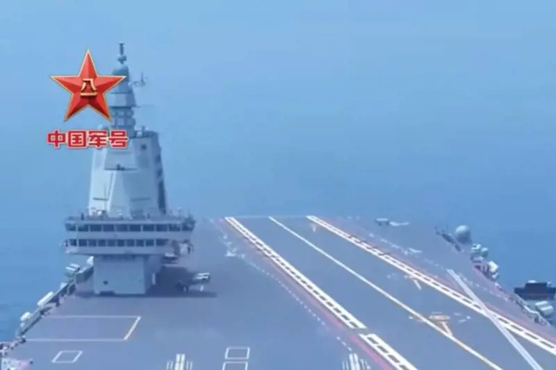 Navi da sbarco e portaerei in azione: cosa succede nel Mar Cinese Meridionale