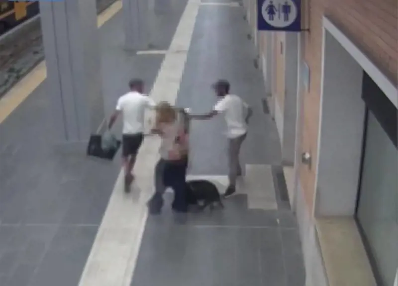 Choc a Foggia, turista rapinata due volte in pochi minuti: allarme alla stazione