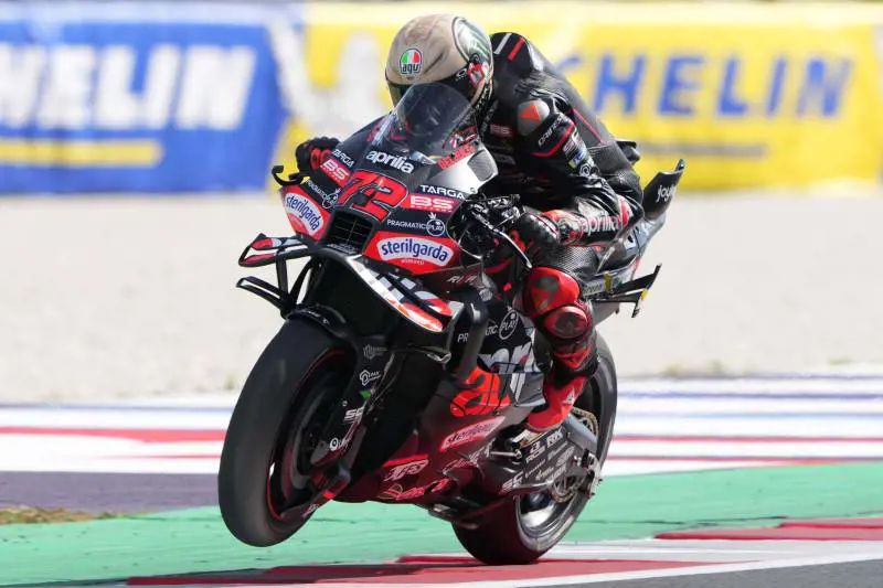 MotoGP, Bezzecchi da urlo a Misano: conquista la pole davanti ad Alex Marquez