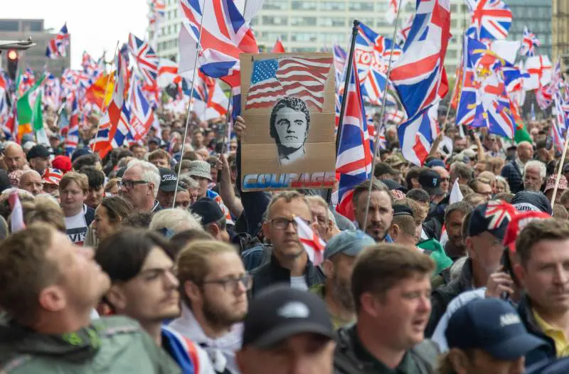 I Nazionalisti sfilano a Londra: 100 mila in piazza tra slogan patriottici e il ricordo di Charlie Kirk 