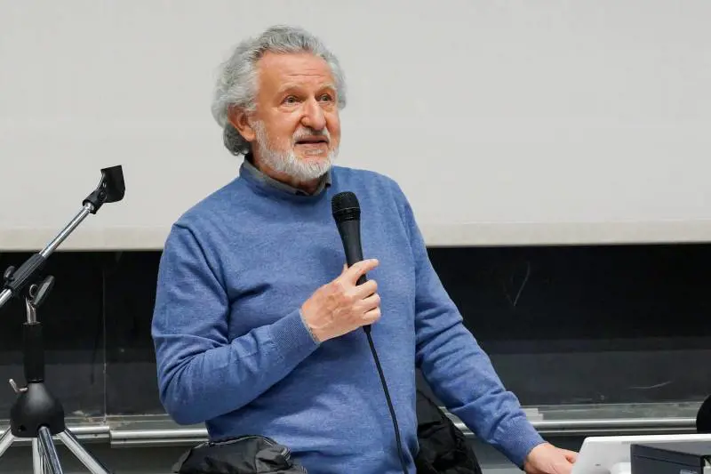 "Violenza chiama violenza". Odifreddi insiste, Meloni: "Spaventoso"