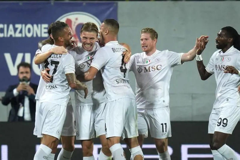 Il Napoli risponde alla Juve e cala il tris alla Fiorentina. Azzurri in testa a punteggio pieno