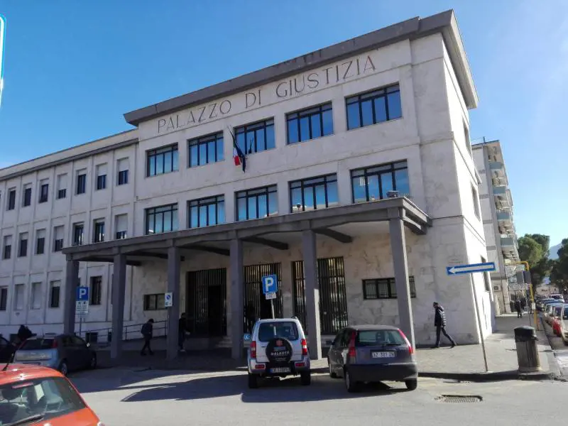 Stuprano la 12enne e postano il video su WhatsApp. Orrore a Sulmona