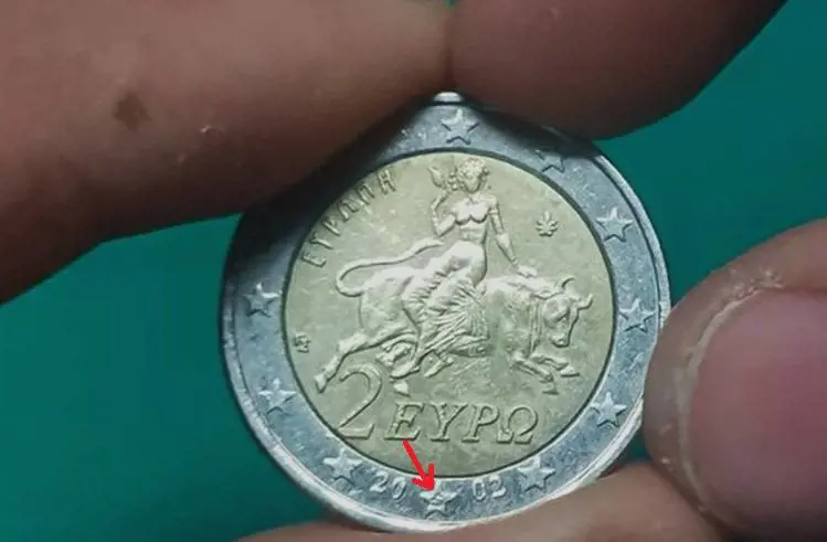 Moneta da 2 euro, alcuni dettagli fanno schizzare il valore. Ecco a cosa fare attenzione