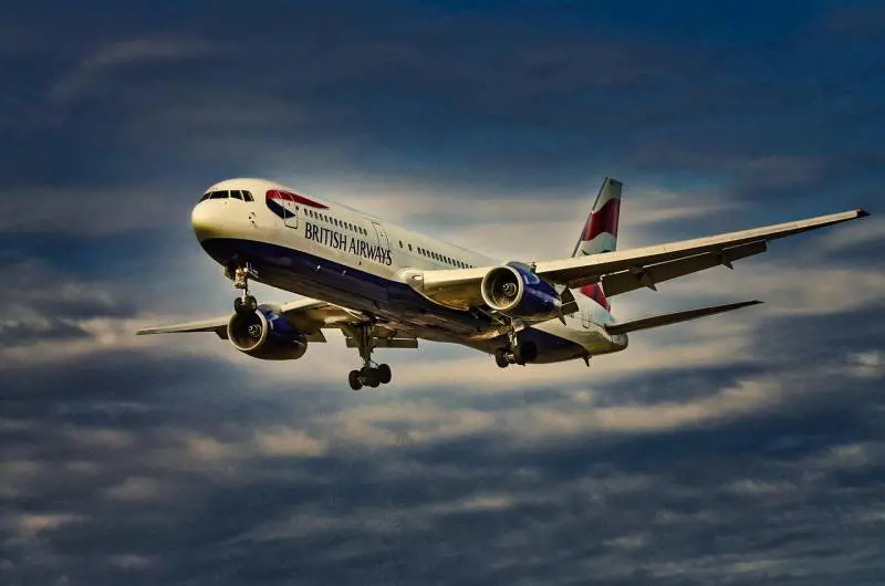 Pilota ubriaca in volo cacciata dall'aereo, la British Airways la sospende