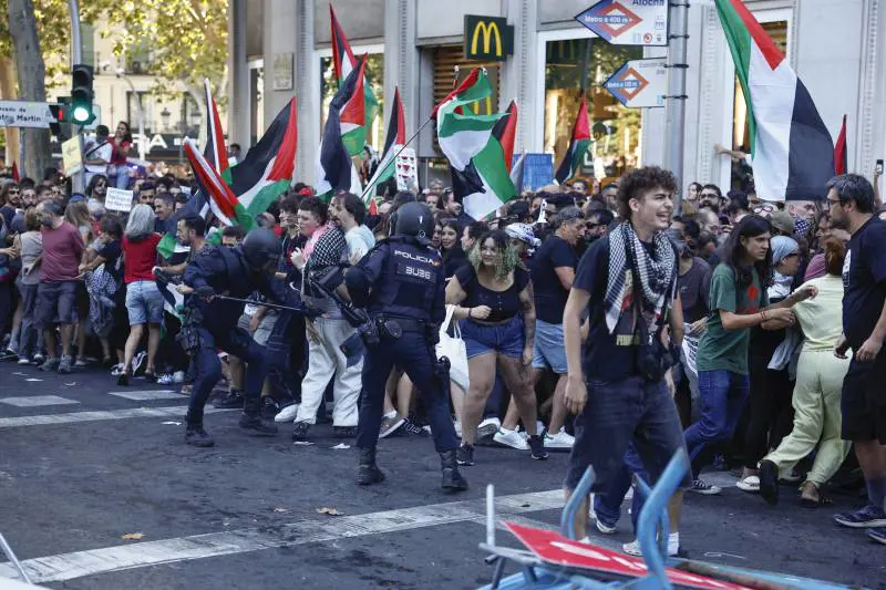 L'assalto pro-Pal e le cariche della polizia, caos nell'ultima tappa alla Vuelta: cosa è successo