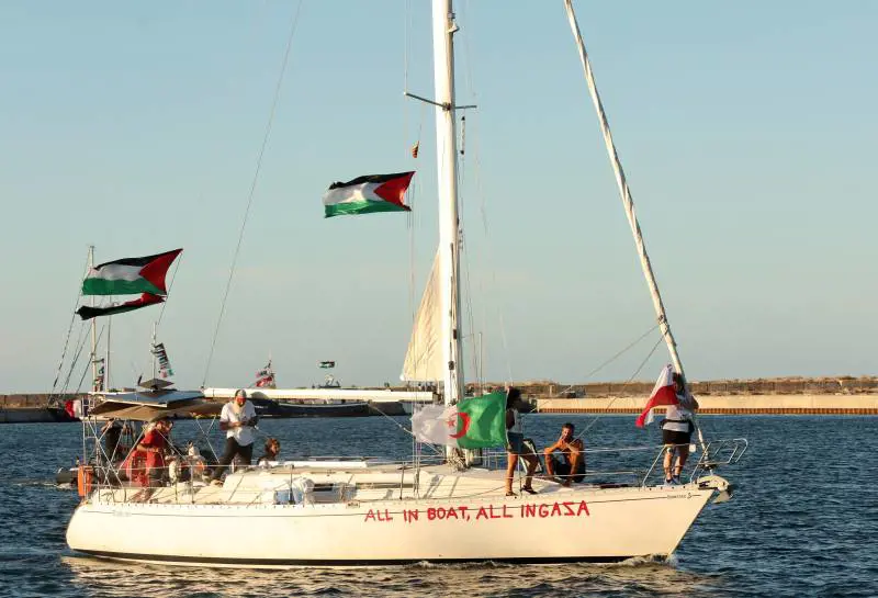 Festa militante per Schlein: il collegamento con la Flotilla, poi l'altolà a Conte: "No a competizioni" 